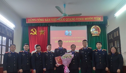 Chi bộ Viện KSND huyện Phú Xuyên kết nạp Đảng viên mới